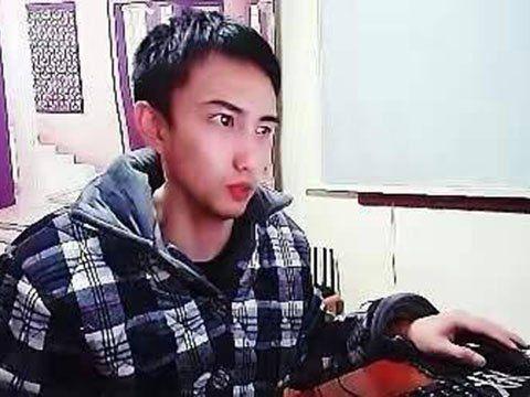 童锦程当众吃瓜,引发网友热议