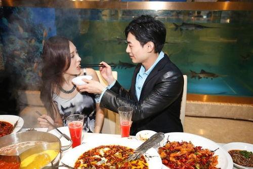 餐厅情侣路人吃瓜,路人吃瓜围观，现场温馨又搞笑